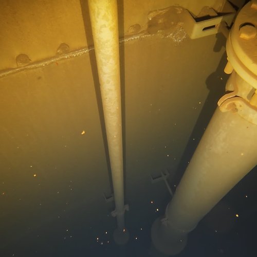 Sprinklertank-Inspektion: Stahltank, 20 Jahre – Tankinspektion Flansch Rohrschelle Ablagerungen Oberer Bereich